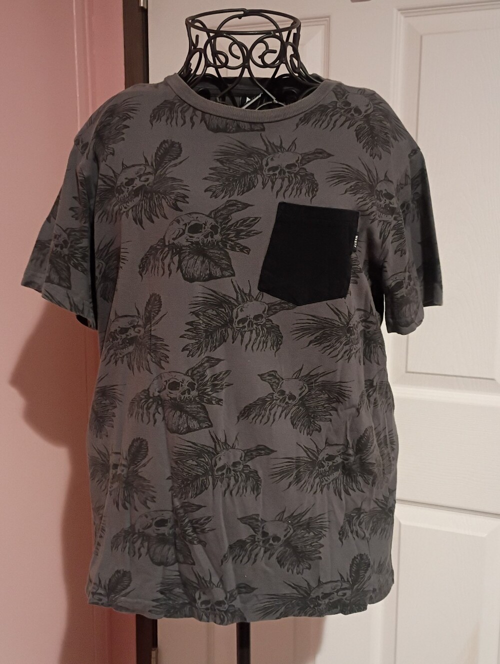 🌻 Westy Size Medium Skull Palm Tree All Over Graphic Tee